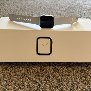 GPS Only Apple Watch Series 4 40MM Silver Aluminum Gray Sport Band A1977
